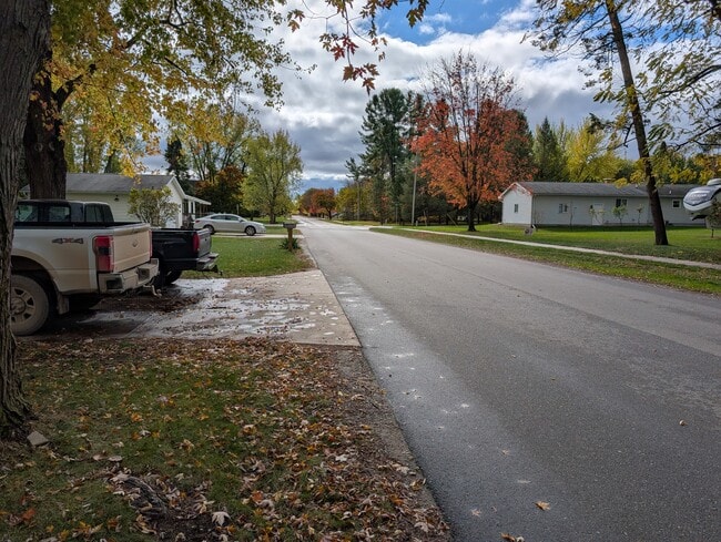 Building Photo - 415 S Silverleaf St