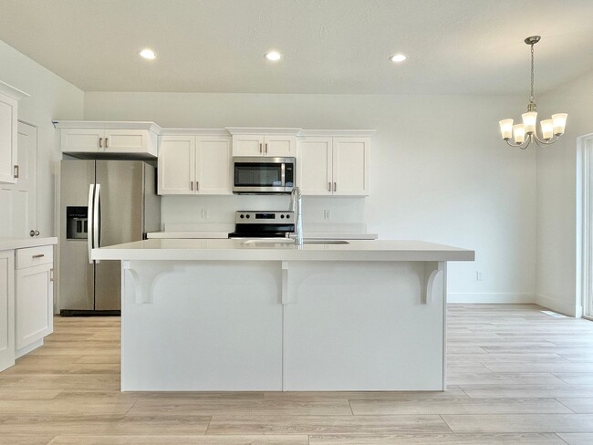 Building Photo - Bright & Beautiful Townhome in American Fork!