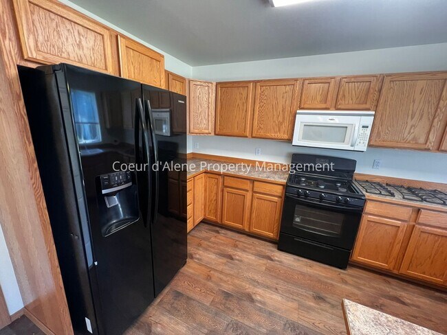 Building Photo - 4 bed house in Hawk's Nest!