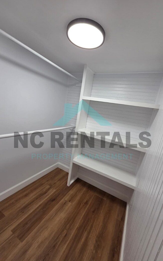 Building Photo - 204 N 6th Ave