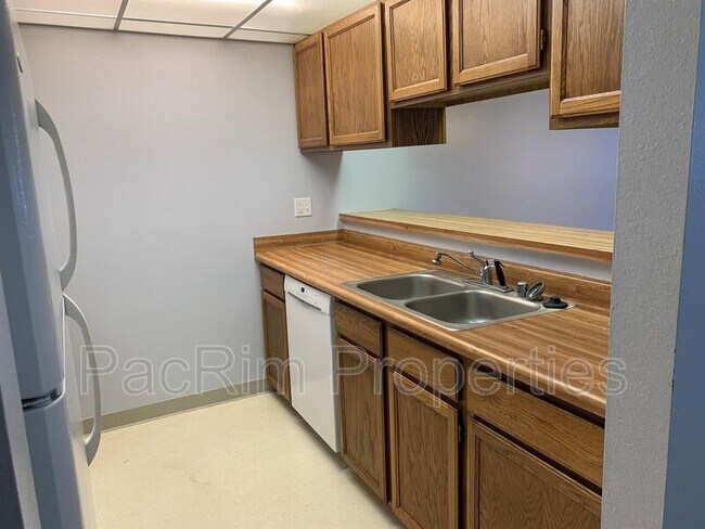 Building Photo - 1670 Eastridge Dr