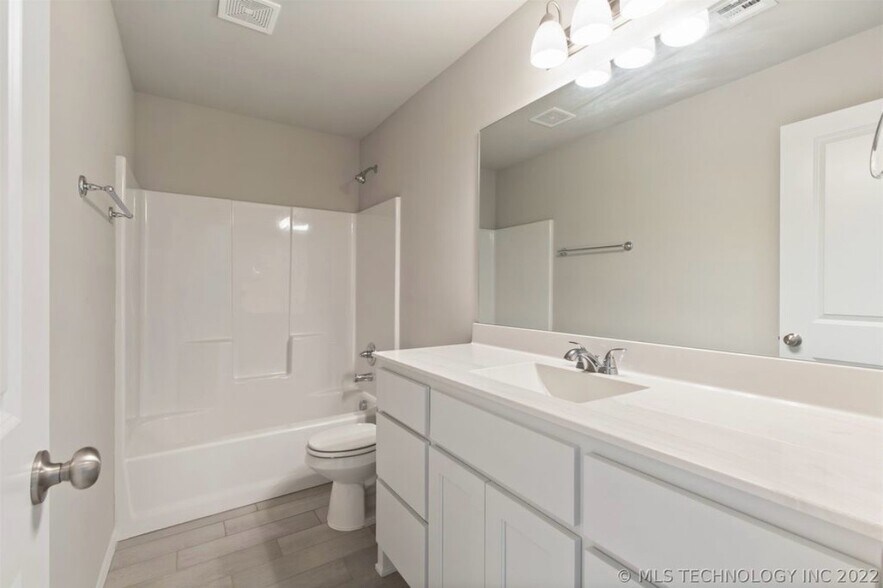 Building Photo - 3809 S 12th Pl