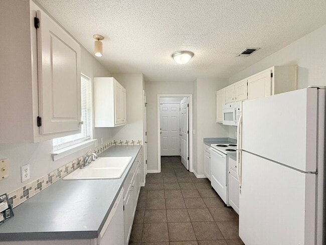 Building Photo - Charming 3 Bed/2 Bath Near NAS Whiting Field