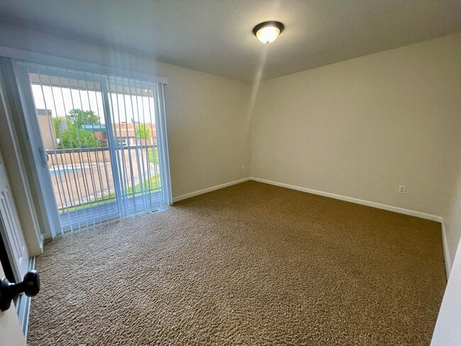 Building Photo - $500 off First Month's Rent- Updated N. Richland Townhome, Short Walk to the River!