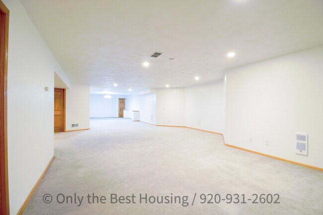 Building Photo - N9429 Rosebud Ln