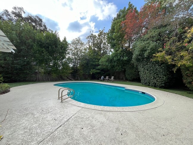 Building Photo - Encino 3+3 w/gated entry, pool + solar panels!