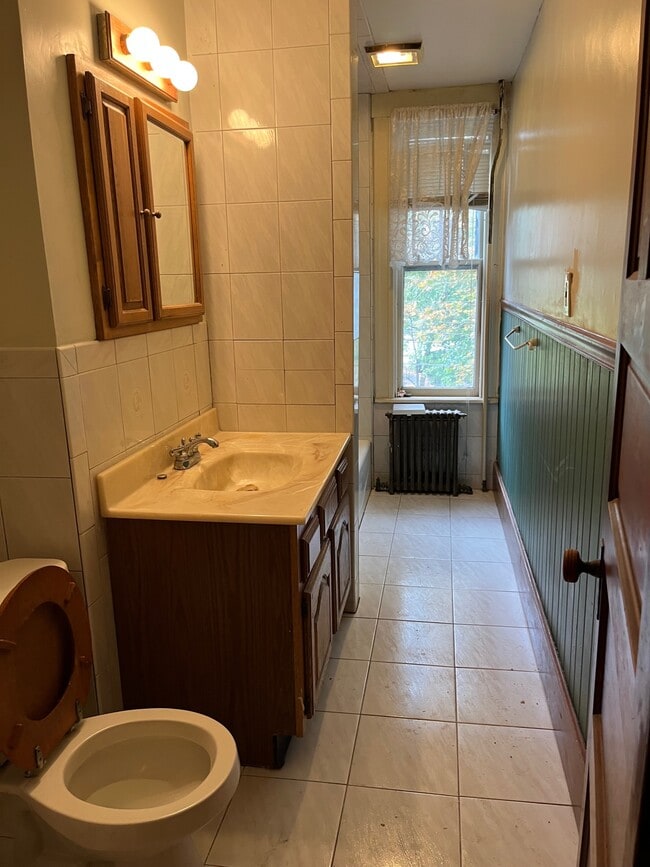 Full bath 2nd floor - 4 Melville St