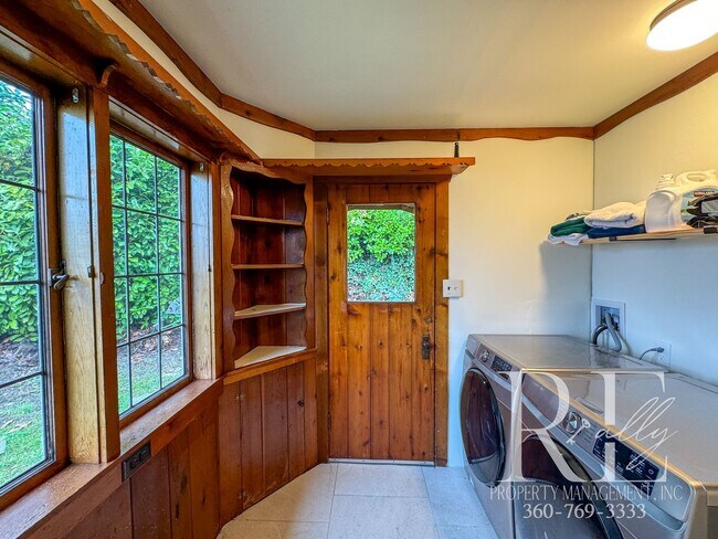 Building Photo - Charming Vintage Retreat with Stunning Views in Port Orchard