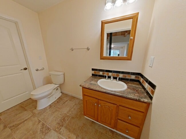 Building Photo - Huge 5 Bedroom Cabin-Style Home on 2+ Wood...