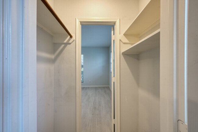 Building Photo - 1860 White Oak Dr