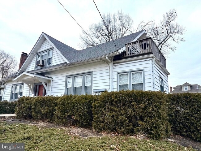 Building Photo - 3330 E Hollywood Cir