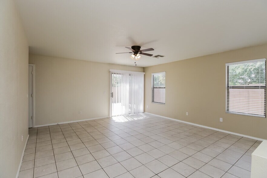 Building Photo - 2200 E Spruce Dr