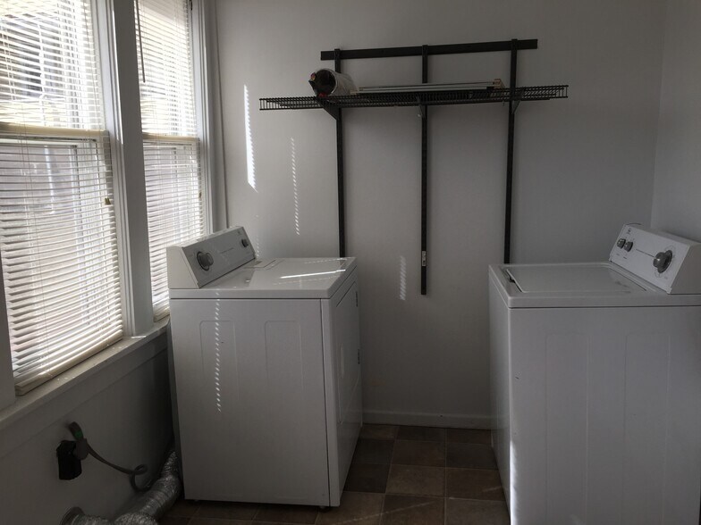 Utility Room w/ Washer Dryer - 412 Iowa Ave