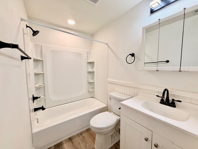 Building Photo - 1005 S Quincy Ave