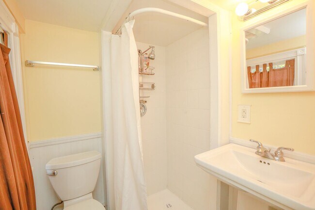 Building Photo - Cape Cod Rental Available in Norfolk!