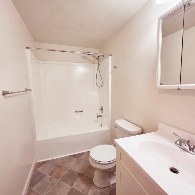 Full bath - 5205 N Montclair Ave