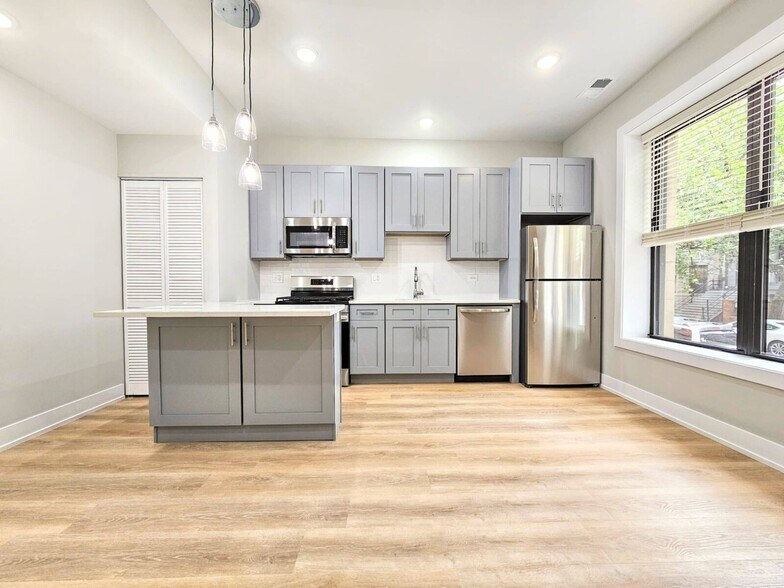 Building Photo - 440 W Belden Ave