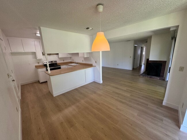 Building Photo - 3 bedroom 2 bathroom | Half Plex House in ...