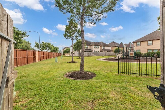 Building Photo - 8306 Columbia Forest Dr