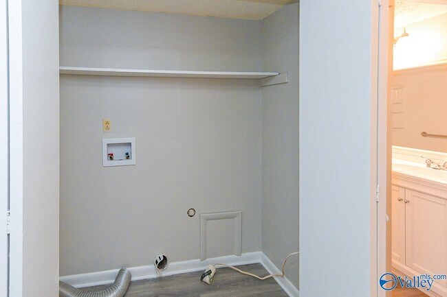 Building Photo - 2225 Golf Rd SW