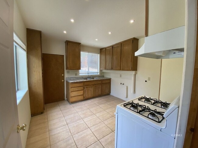 Building Photo - LARGE 2 BEDROOM WALK TO TOWN