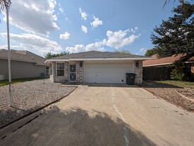 Building Photo - 2213 Lake View Dr