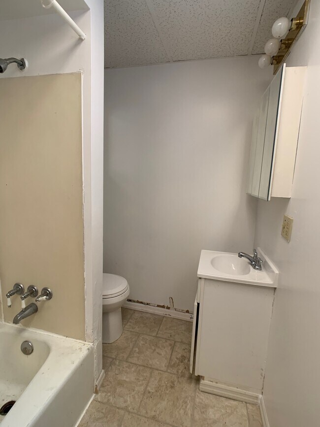 Building Photo - Great 2 bed 2 bath with bonus attic space house located steps from shopping.
