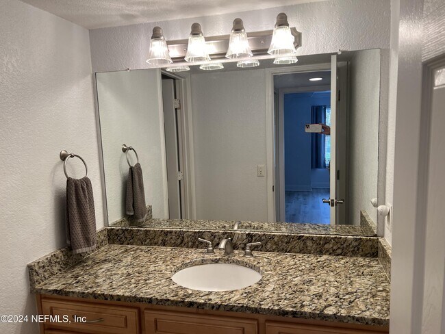 Building Photo - 858 Shoreline Cir