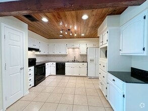 Building Photo - Custom Remodeled Townhome off Jefferson Hwy