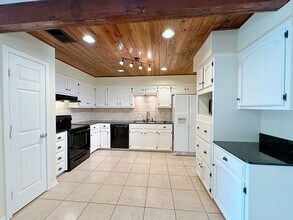 Building Photo - Custom Remodeled Townhome off Jefferson Hwy