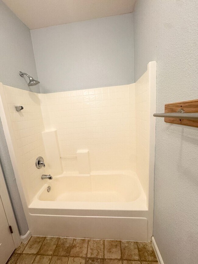 Building Photo - THREE BEDROOM TWO BATH SINGLE STORY HOME SEE VIDEO