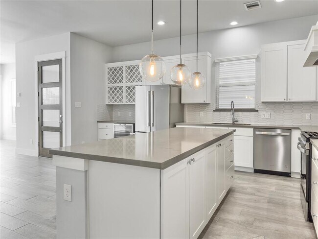 Building Photo - 1602 Westside Gardens Ln