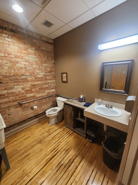 Building Photo - 9 Main St