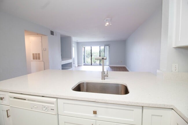 Building Photo - 14036 Fairway Island Dr