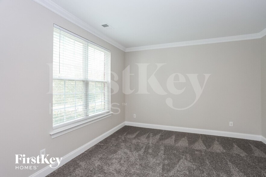 Building Photo - 9427 Golden Pond Dr