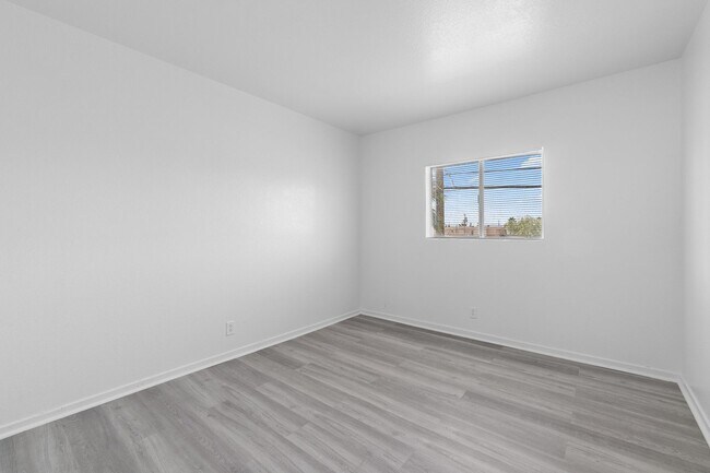Building Photo - Charming 2-Bedroom Unit!