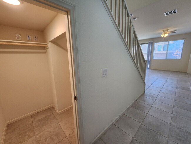 Building Photo - Spring Valley close to Restaurants and Shopping