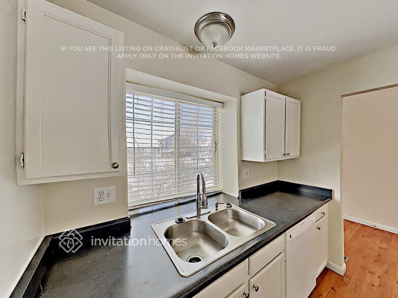 Building Photo - 5840 S Perth Pl