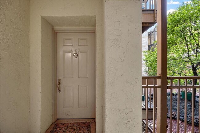Building Photo - Condo in the Vibrant Clayton district!
