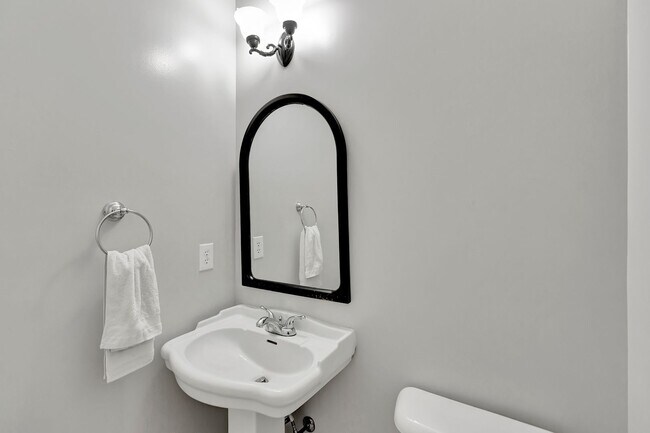 Building Photo - Charming Charleston National Home