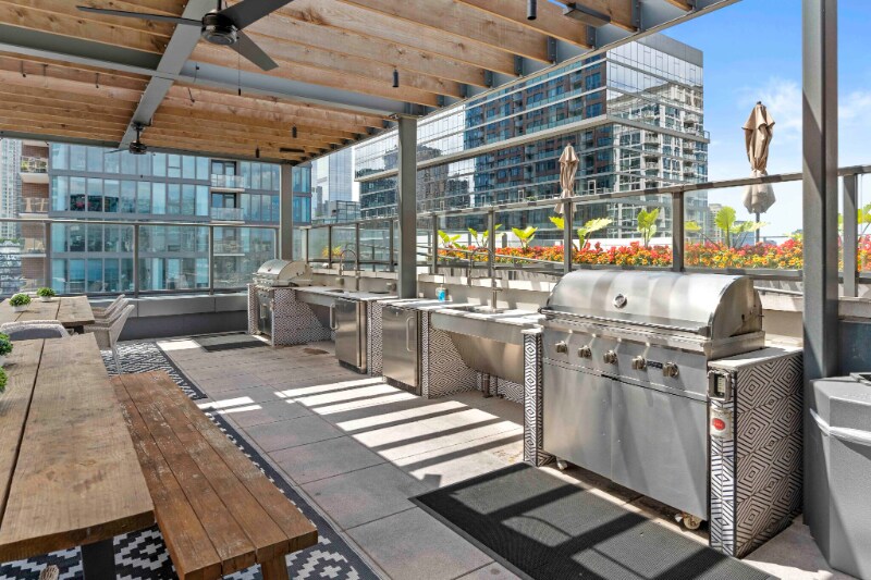 Building Photo - 160 W Huron St