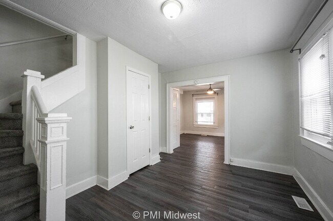 Building Photo - Charming 2-Bed, 2-Bath Duplex in Indianapolis