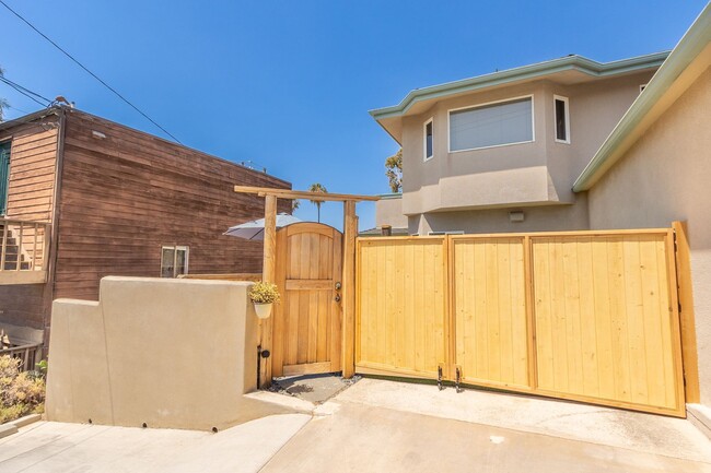 Building Photo - Contemporary 3 Bedroom/2 Bath Home With Oc...