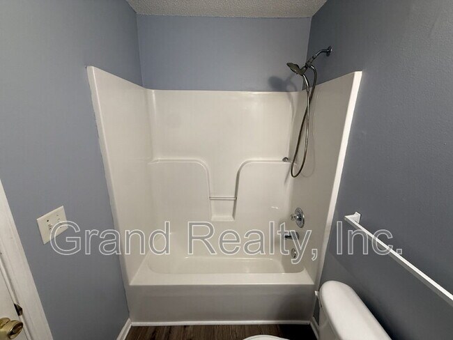 Building Photo - 1015 Peakview Dr