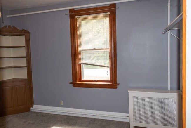 Building Photo - $2,100 | 3 Bedroom, 2 Bathroom House | Pet...