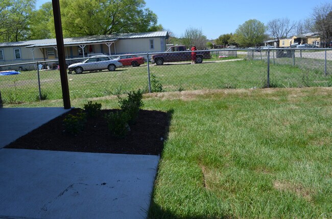 Building Photo - 914 Maplewood Dr
