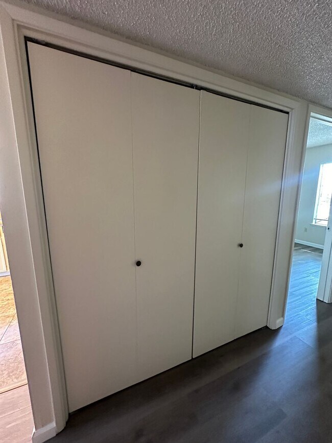 Building Photo - COL370