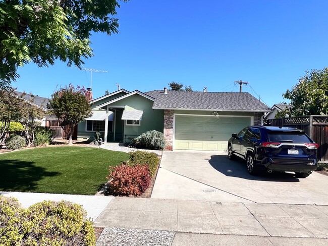 Building Photo - Spacious 3 Bedroom 2 Bath with Attached 2 ...