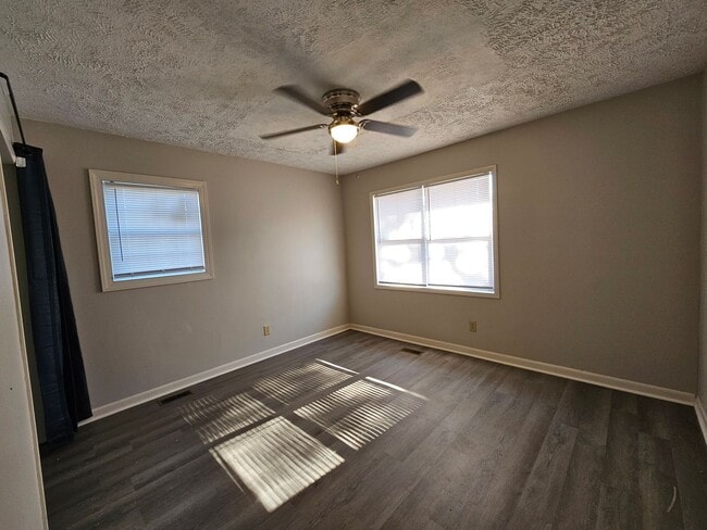 Building Photo - New Listing
