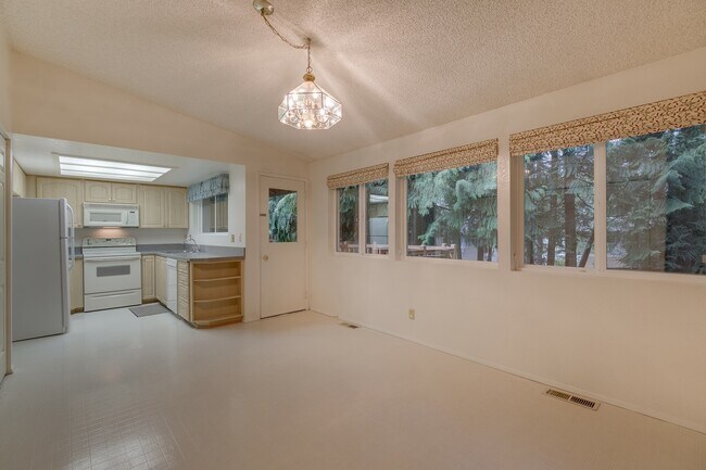 Building Photo - Beautiful 4 bedroom house with large backyard for rent in Sammamish!